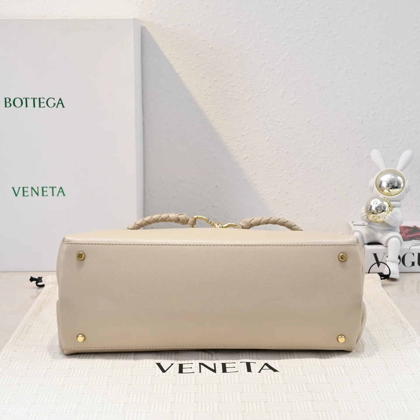 Batch 2360 #Bv New Ciao Ciao handbag Ciao Ciao means "hello" and "goodbye" in Italian, showing a relaxed and casual lifestyle ⭐️Made of Dutch Silky Calf calf leather ~ silky to the touch. The leather is thick, and the suede lining is soft and comfortable. The relaxed feeling of stacked smooth leather, the representative woven element shoulder strap, and the perfect embellishment of golden buckles 💥The bag has a unique shape, casual and exquisite, and super practical ☄️Carry Ciao Ciao to accompany you in various occasions, and be the most stylish you 🎀 Model: 7231 Size: 34x26x15